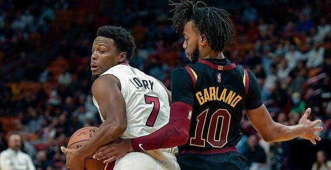 麦肯尼列梦幻5人阵容：布冯、小罗、卡卡、梅西、C罗.